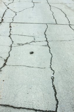 Arka plan olarak delikleri ile asfalt yol