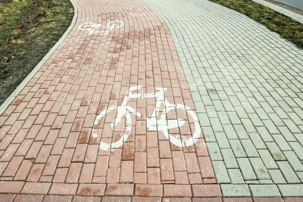 Cykelvägen är märkt med horisontellt — Stockfoto