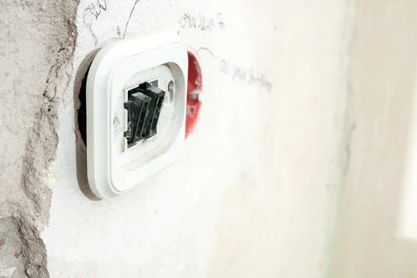 Contactpersonen in de muur tijdens de renovatie van het huis — Stockfoto