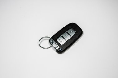 Beyaz bir arka plan üzerinde araba araba anahtarı