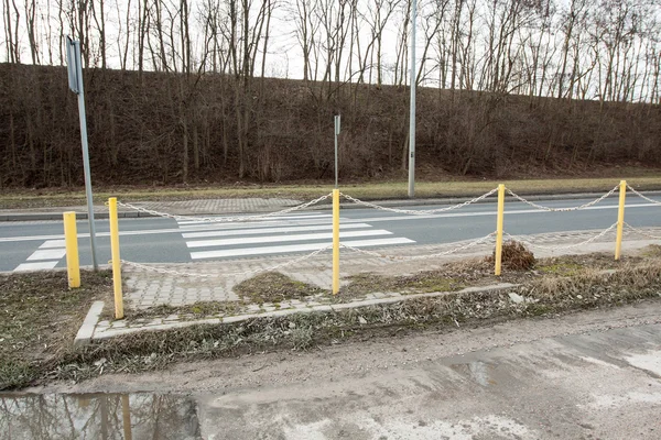 Fußgängerüberweg in der Stadt - sicherer Weg — Stockfoto