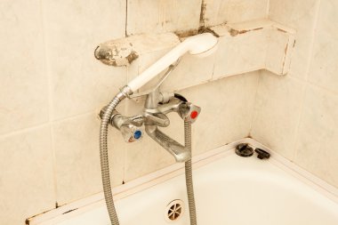 Eski kirli tuvalet banyo dokunun