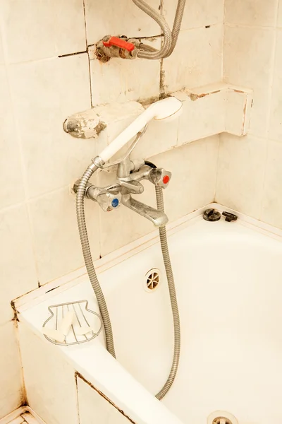 Alter dreckiger Wasserhahn im Badezimmer — Stockfoto