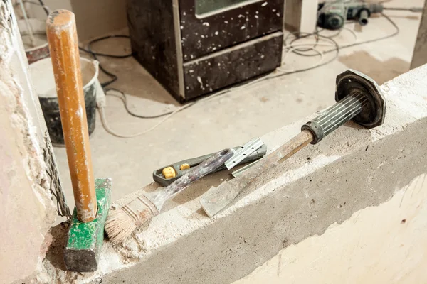 Nástroje, které jsou uspořádány v domě během rekonstrukce. — Stock fotografie