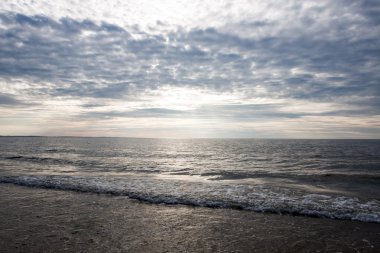 Bir bulutlu gün Okyanusu günbatımı