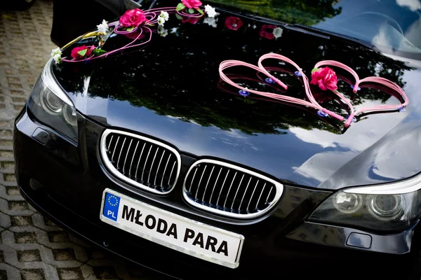 Auto geschmückt mit Blumen für Ihre Hochzeit — Stockfoto