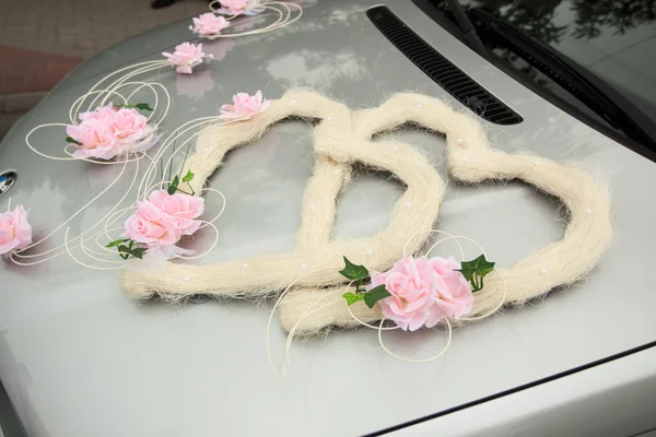 Auto decorata con fiori per il tuo matrimonio — Foto Stock