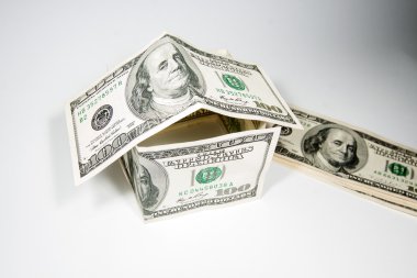 Ev 100 banknotlar ile beyaz bir arka plan üzerine inşa