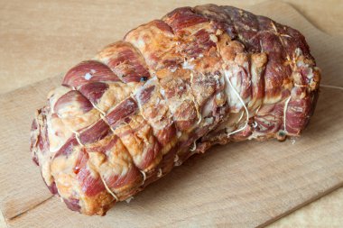 Rosto et yalanlar üzerine bir ahşap tahta