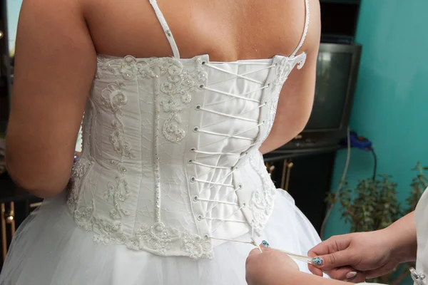 Enquanto vestir o vestido - a noiva de usar — Fotografia de Stock