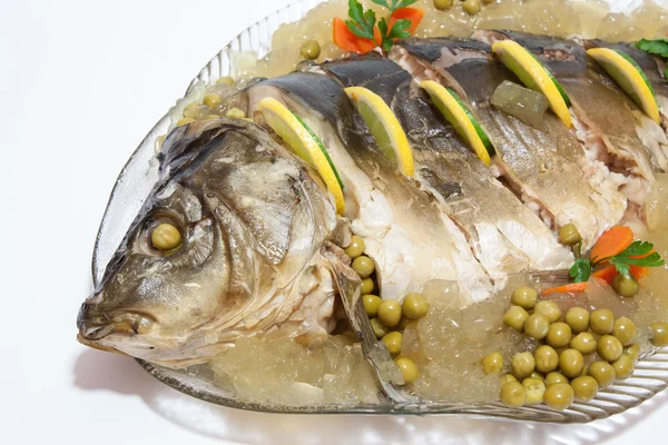 Carp cooked on a plate adorned with colorful — Stock Photo, Image