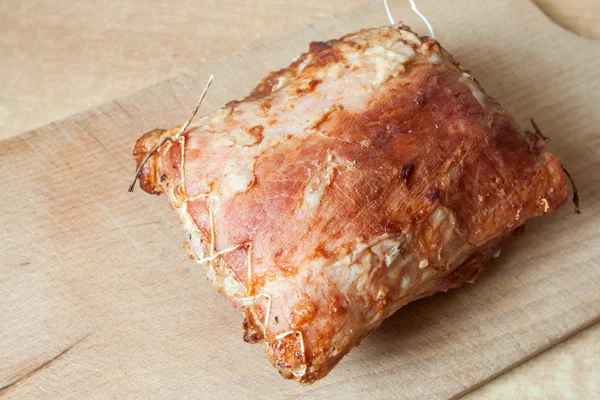 Roast meat lies on a wooden board — Stock Photo, Image