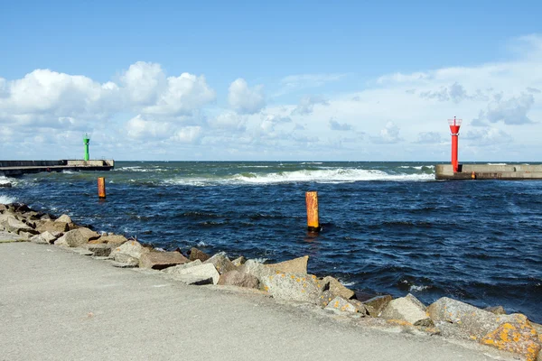 Port maritime de MrzeXoyno en Pologne par beau temps — Photo