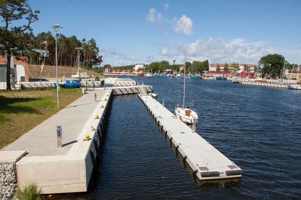 Puerto marítimo en Mrzee.net yno en Polonia con buen tiempo —  Fotos de Stock