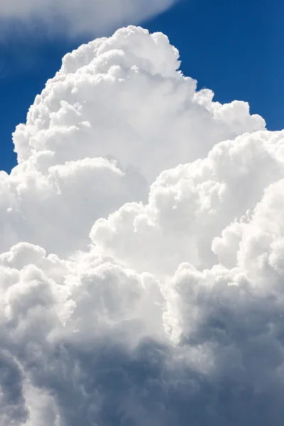 하늘에 대 한 배경으로 구름 — 스톡 사진