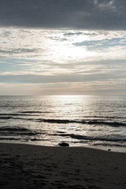 Denize geç günbatımı