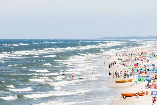 İnsanlar denize sıfır plaj — Stok fotoğraf