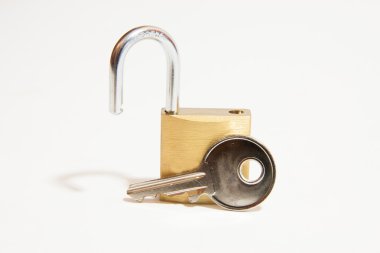 beyaz zemin üzerinde anahtarı ile asma kilit