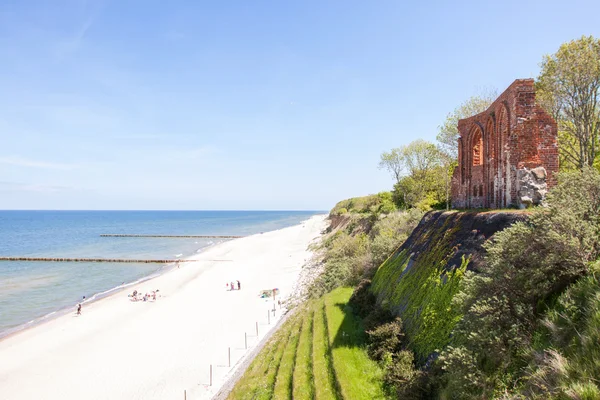 De ruïne van de kerk in Trzesacz - Polen — Stockfoto