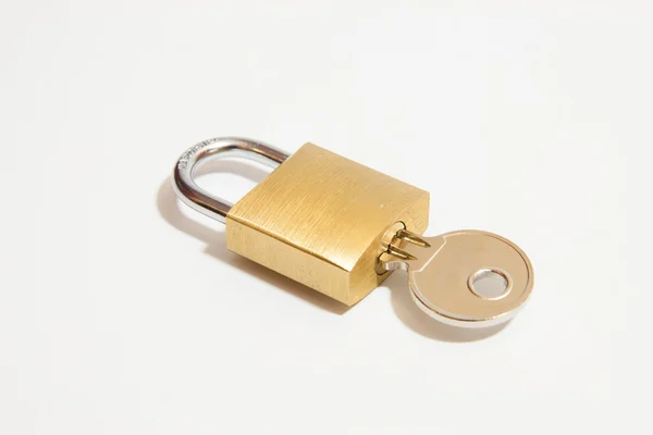 Cadeado com chave sobre um fundo branco — Fotografia de Stock