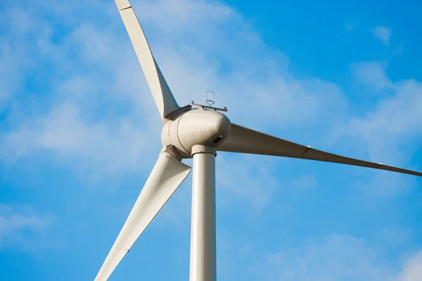 Wind turbine in the open — Stock Photo, Image