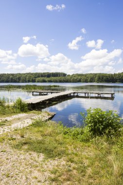 Gölün üzerindeki köprü.