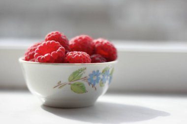 Olgun ahududulu küçük bir kase.