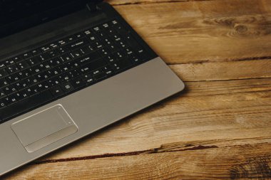 İş yeri blogcusu. Topluluk önünde konuşma ve yazma metnine hazırlanmak için ayarlandı: Ahşap masa görünümlü bir dizüstü bilgisayar. Serbest meslek..