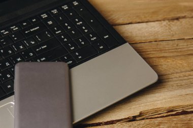 İş yeri blogcusu. Topluluk önünde konuşma ve yazı hazırlama kiti: laptop ve akıllı telefon üst görünümü. Serbest meslek..