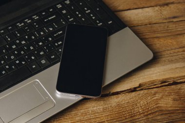 İş yeri blogcusu. Topluluk önünde konuşma ve yazı hazırlama kiti: laptop ve akıllı telefon üst görünümü. Serbest meslek..