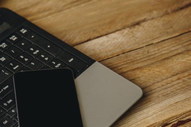 İş yeri blogcusu. Topluluk önünde konuşma ve yazı hazırlama kiti: laptop ve akıllı telefon üst görünümü. Serbest meslek..