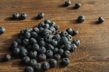 Su damlalı yaban mersini. Masaüstü duvar kağıdı. Sağlık ve tazelik kavramı. Ahşap bir arka planda yabanmersini