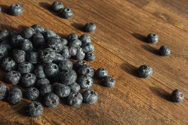 Su damlalı yaban mersini. Masaüstü duvar kağıdı. Sağlık ve tazelik kavramı. Ahşap bir arka planda yabanmersini