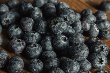 Su damlalı yaban mersini. Çileğin güzel makro fotoğrafı. masaüstü duvar kağıdı. Sağlık ve tazelik kavramı
