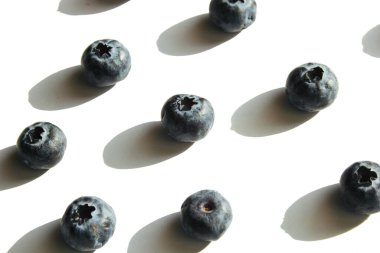 Beyaz arka planda yaban mersini izole edilmiş. Mesaj, reklam, kartpostal için yer. Desen