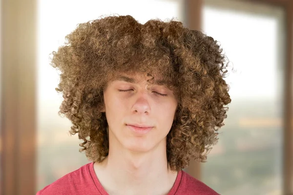 Retrato Jovem Homem Europeu Encaracolado Com Cabelos Longos Encaracolados Olhos — Fotografia de Stock