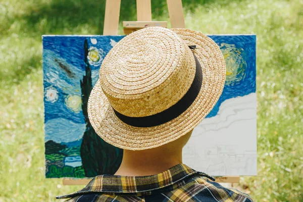 Joven Con Sombrero Paja Sienta Parque Frente Caballete Pinta Cuadro — Foto de Stock