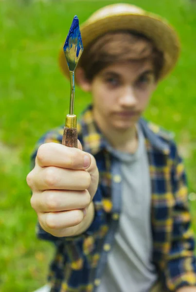 Jeune Homme Avec Chapeau Paille Est Assis Dans Parc Devant — Photo