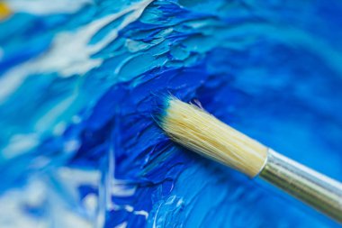 Tuval üzerine çok renkli yağlı boyalarla boyanmış bir resim. Çizimin ayrıntıları.