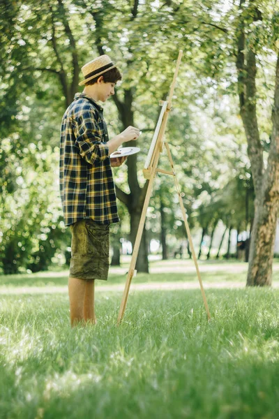 Jovem Com Chapéu Palha Senta Parque Frente Cavalete Pinta Quadro — Fotografia de Stock