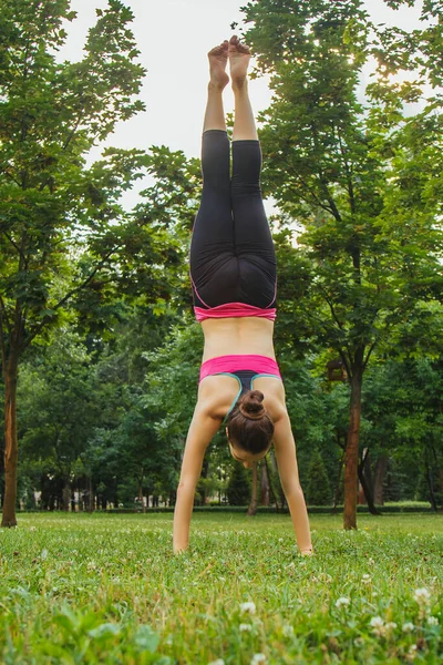 Europees Meisje Een Licht Trainingspak Die Middags Het Park Yoga — Stockfoto