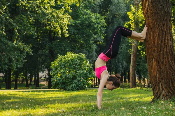 Europejska Dziewczyna Lekkim Dresie Uprawia Jogę Parku Południu Latem Gimnastyka — Zdjęcie stockowe