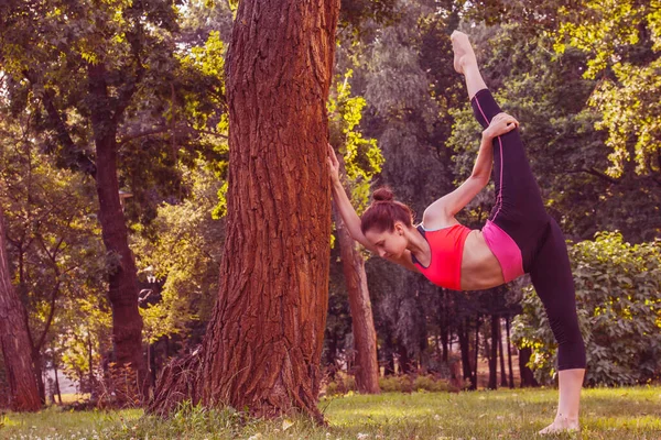 Chica Europea Chándal Ligero Haciendo Yoga Parque Por Tarde Verano —  Fotos de Stock