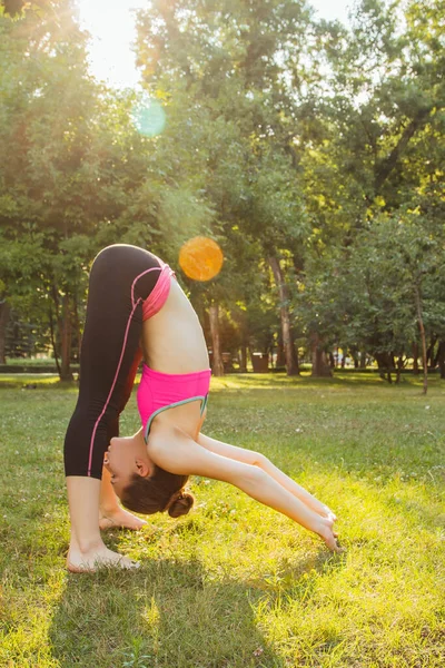 Europees Meisje Een Licht Trainingspak Die Middags Het Park Yoga — Stockfoto