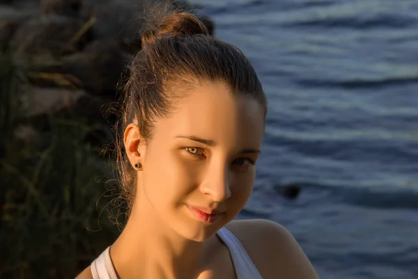 Una Chica Europea Chándal Ligero Practica Yoga Orilla Del Río — Foto de Stock