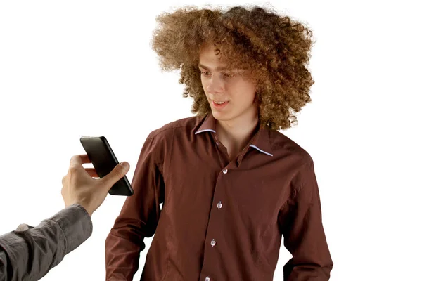 Ragazzo Dai Capelli Lunghi Dai Capelli Ricci Con Una Camicia — Foto Stock