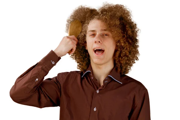 Homme Aux Cheveux Longs Bouclés Portant Une Chemise Brune Sur — Photo