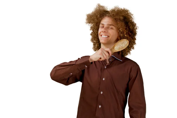 Tipo Pelo Largo Rizado Con Una Camisa Marrón Sobre Fondo — Foto de Stock