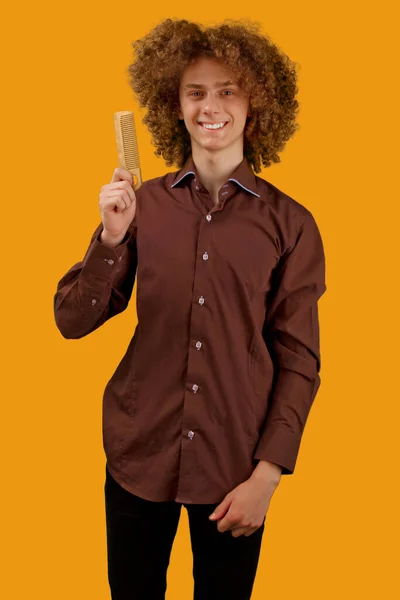 Type Aux Cheveux Longs Bouclés Portant Une Chemise Brune Sur — Photo