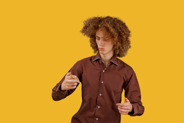 Tipo Pelo Largo Rizado Con Una Camisa Marrón Sobre Fondo — Foto de Stock